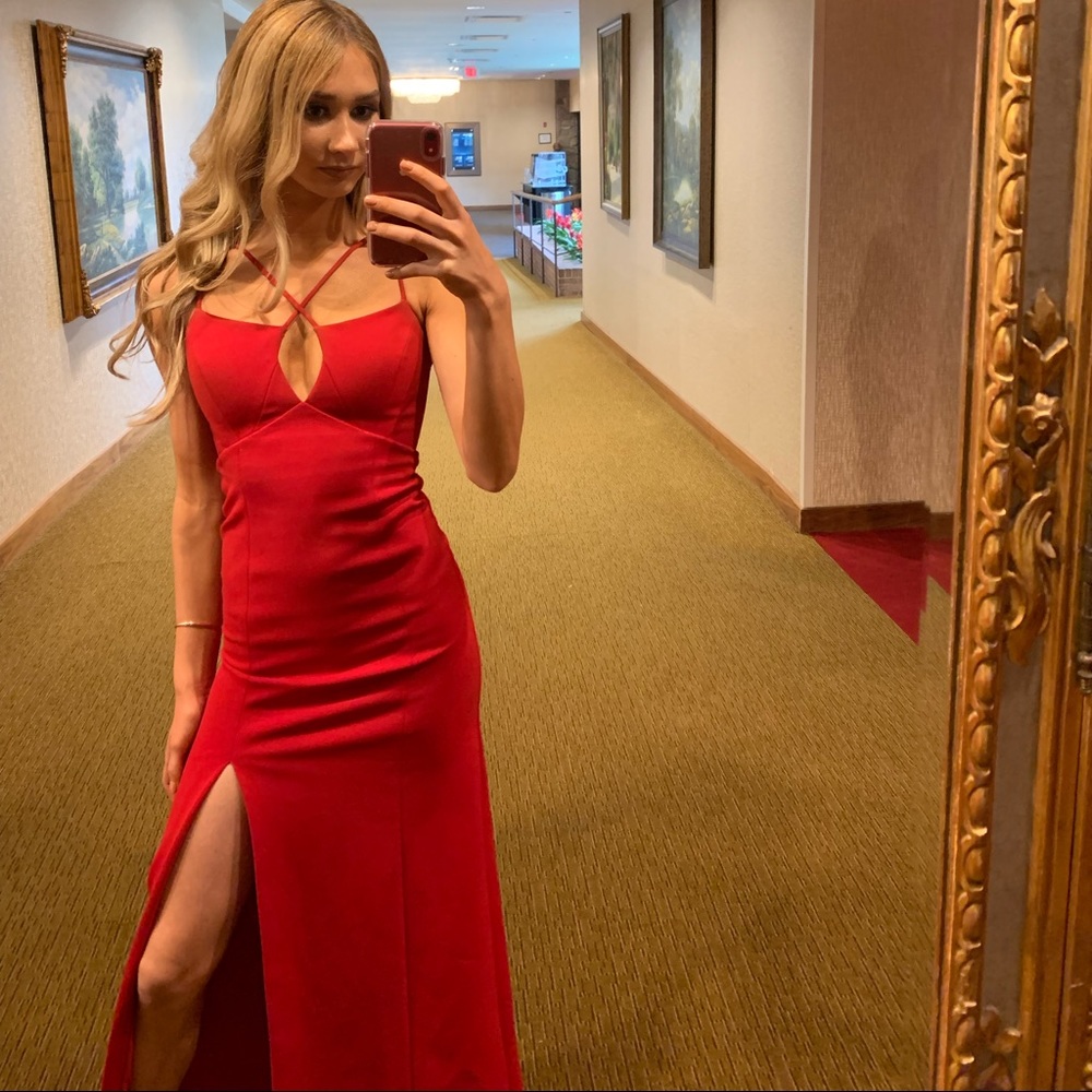 Stunning red dress.